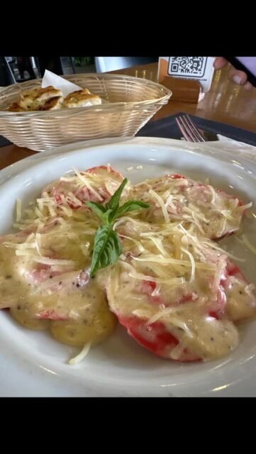 Un regalo de nuestro CHEF @fabiangomezcocina @fagovelez para este mes del Amor y Amistad.
Del 15 al 30 de Septiembre disfruta de unos Raviolis con Carne de Jaiba en una salsa al Tartufo con Parmesano.... una DELICIA para tu paladar y el de tus personas queridas
#cartagenadeíndias #cartagena #restaurantescartagenadeindias #restaurantelafontana