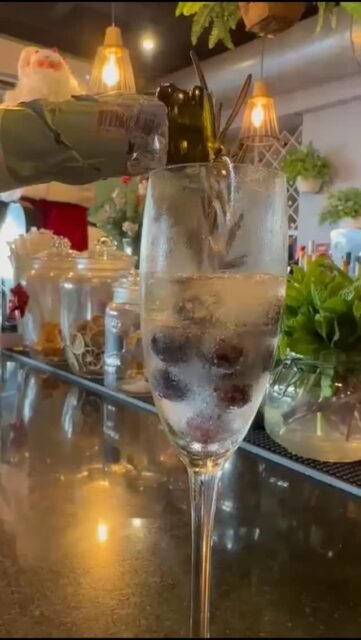 Siempre listos para CONSENTIRTE... En estas fechas de descanso nosotros estamos alli en @lafontanatwb listos para atenderte Abrimos todos los dias...y nos contactas en el cel 3175135470. Revisa nuestra web , mira nuestra menú, y puedes hacer un tour virtual y si quieres apoyar la lucha contra el hambre en Cartagena, puedes dejar una donación directamente al Banco de Alimentos de la Arquidiocesis de Cartagena
#restaurantelafontana #comidaitaliana #Cartagena #cartagenadeíndias