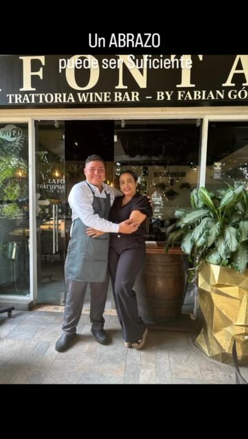 Hoy regala abrazos.
A veces, eso es exactamente lo que alguien necesita.” 🤍#cartagena #restaurantelafontana #comidaitaliana #bocagrande #equipoganador