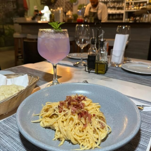 Nuestra FAMOSA Pasta Carbonara.... En @lafontanatwb conservamos todo el sabor italiano seleccionando muy bien nuestros ingredientes.
Disfrutala  y acompañala  de un Vino o tu bebida preferida.  Te esperamos
#cartagenadeíndias #restauranteitalianoencartagena #restaurantescartagena #bocagrande