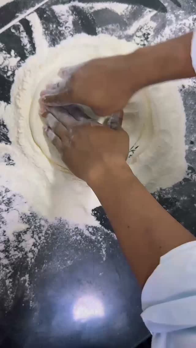 Italia llegó al Caribe.... y se quedó.... ven y prueba las  Pizzas de la Fontana....y opinas.... Masa Madre,  a mano,  en horno italiano,  ingredientes frescos de la mejor calidad. 
#bocagrande #cartagena #restaurantelafontana #pizzalover #italianpizza