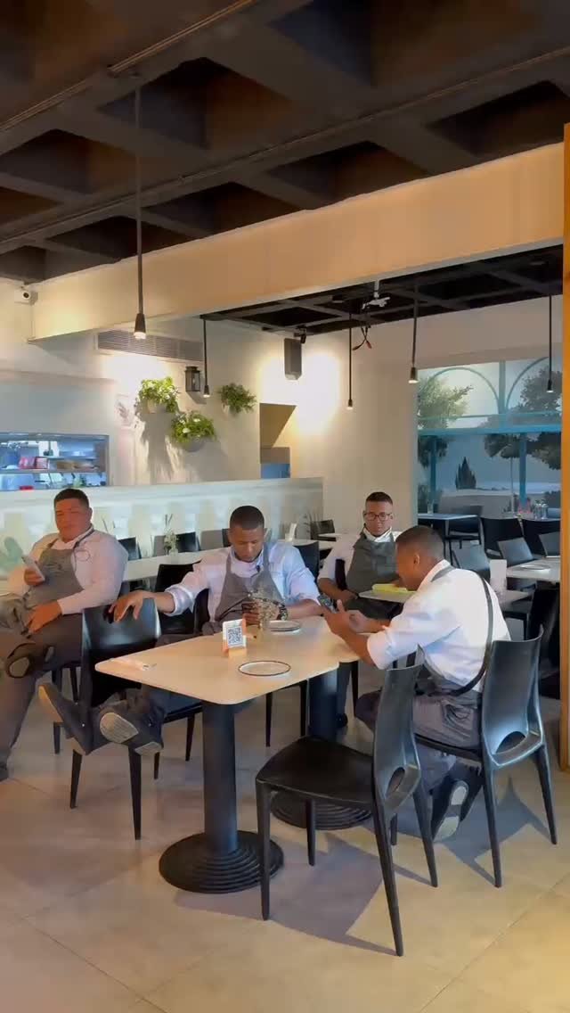 Esto es lo que se llama EL GRAN EQUIPO DE @lafontanatwb ,  siempre dispuestos,  siempre con buena actitud,  dandolo todo ...... Buena parte de nuestro restaurante se debe a ellos..... Buenas personas,  Creativos,  Simpaticos,  empoderados.
Gracias Pelaos,  son una nota...
#equipoganador #restaurantelafontana #cartagena #bocagrande #comidaitaliana