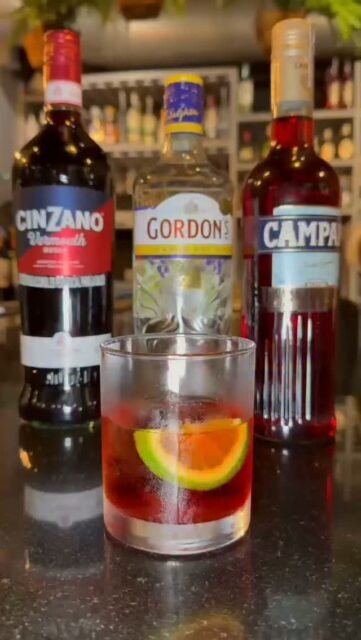 🇮🇹 NEGRONI, el clásico italiano que nunca pasa de moda.
Intenso, elegante y con ese equilibrio perfecto entre dulce, amargo y cítrico. 🍊🥃
Un cóctel para tomar despacio, conversar y disfrutar.
Este agosto ven a probarlo en La Fontana y nosotros ponemos las bruschettas. ✨
Salute! 🇮🇹
#Negroni #LaFontanaCartagena #CoctelesItalianos #Bocagrande #Cartagena AperitivoItaliano LaFontanaTrattoria