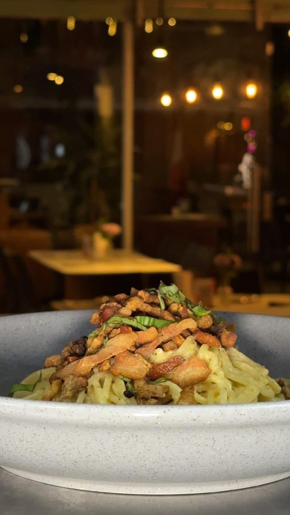 Hay sabores que trascienden el tiempo. 🇮🇹

Nuestra Carbonara honra la tradición italiana en cada detalle: guanciale auténtico, técnica y una cremosidad que nace del arte.

#LaFontana #carbonara #arteculinario #comidaitaliana