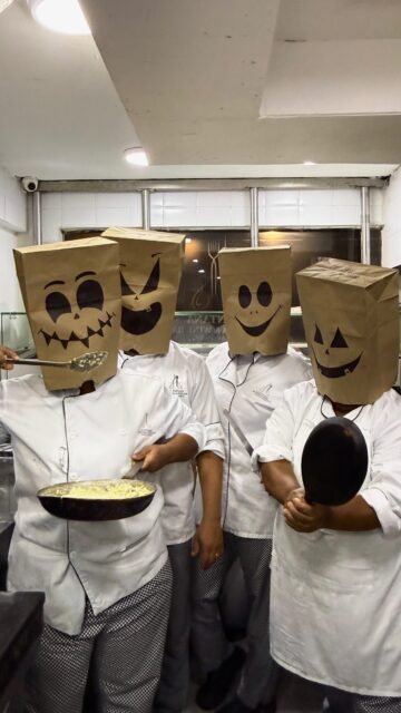 Tranquilos, los fantasmas de La Fontana no asustan… ¡solo sirven y cocinan! 👻🍝
¿Qué esperas para venir? 

#halloween #comidaitaliana #italianfood